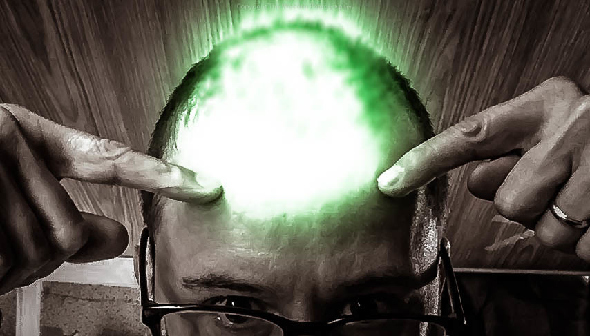 Personne pointant son crâne illuminé en vert avec ses 2 index illustrant que Parler japonais est une activité qui se passe du côté cerveau.