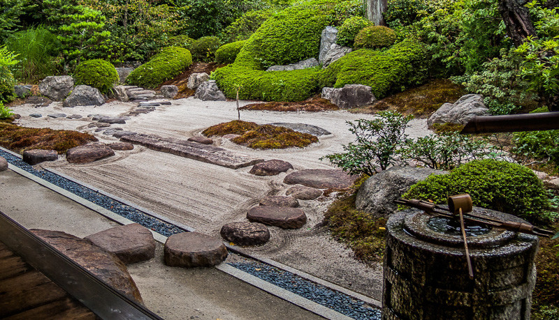 Comment apprendre le japonais tout seul ? Comme ce jardin zen avec des graviers blancs, un puits en pierre avec l'eau qui tombe d'un tube de bambou, la solitude n'est pas en soi le problème.