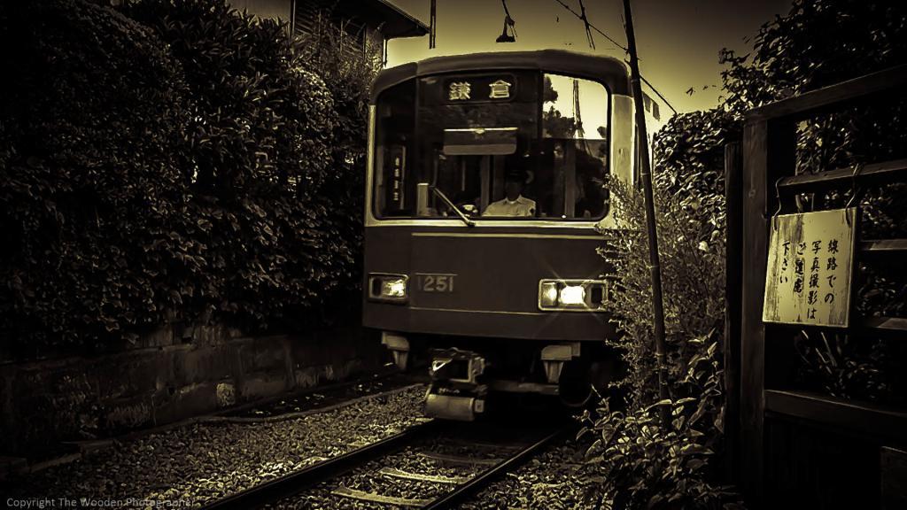 Savoir prendre le bon train au Japon, par exemple la ligne Enoden 江ノ電 à Kamakura 鎌倉.